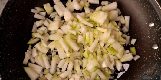 Фото приготовления рецепта: Токана с перцем (овощное рагу в сметанном соусе) - шаг №4