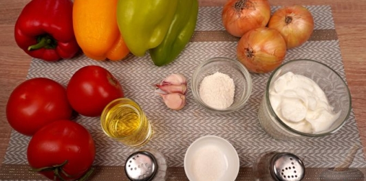 Фото приготовления рецепта: Токана с перцем (овощное рагу в сметанном соусе) - шаг №1