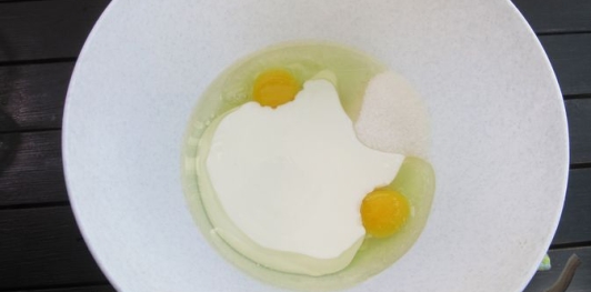 Фото приготовления рецепта: Торт на кефире "Три стакана" - шаг №3