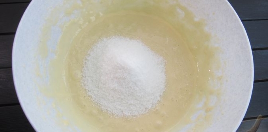 Фото приготовления рецепта: Торт на кефире "Три стакана" - шаг №8