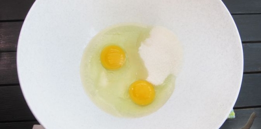 Фото приготовления рецепта: Торт на кефире "Три стакана" - шаг №2