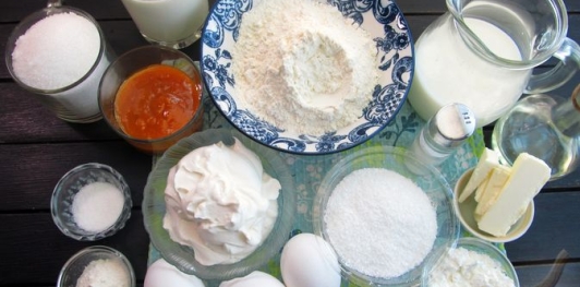 Фото приготовления рецепта: Торт на кефире "Три стакана" - шаг №1