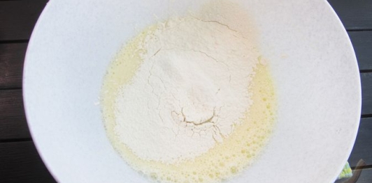 Фото приготовления рецепта: Торт на кефире "Три стакана" - шаг №5