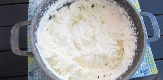 Фото приготовления рецепта: Торт на кефире "Три стакана" - шаг №21