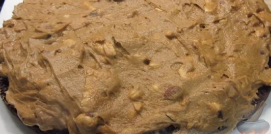 Фото приготовления рецепта: Торт "Сникерс" - шаг №9