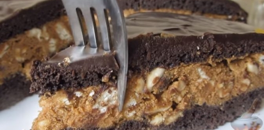 Фото приготовления рецепта: Торт "Сникерс" - шаг №12