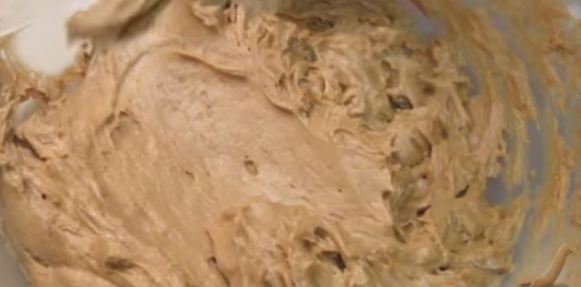 Фото приготовления рецепта: Торт "Сникерс" - шаг №6