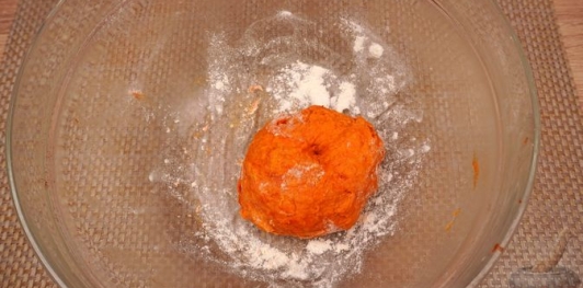 Фото приготовления рецепта: Трёхцветная булка-плетёнка - шаг №14