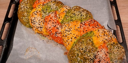 Фото приготовления рецепта: Трёхцветная булка-плетёнка - шаг №24