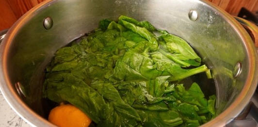 Фото приготовления рецепта: Трёхцветная булка-плетёнка - шаг №7