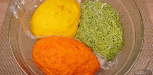 Фото приготовления рецепта: Трёхцветная булка-плетёнка - шаг №19