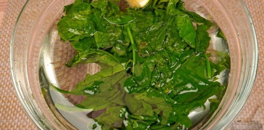 Фото приготовления рецепта: Трёхцветная булка-плетёнка - шаг №8