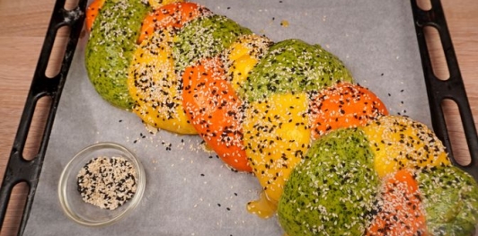 Фото приготовления рецепта: Трёхцветная булка-плетёнка - шаг №23