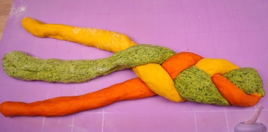 Фото приготовления рецепта: Трёхцветная булка-плетёнка - шаг №21