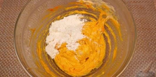 Фото приготовления рецепта: Трёхцветная булка-плетёнка - шаг №15