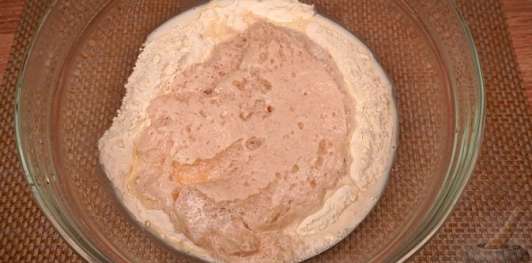 Фото приготовления рецепта: Трёхцветная булка-плетёнка - шаг №3