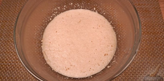 Фото приготовления рецепта: Трёхцветная булка-плетёнка - шаг №5