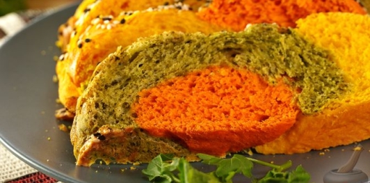 Фото приготовления рецепта: Трёхцветная булка-плетёнка - шаг №26