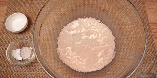 Фото приготовления рецепта: Трёхцветная булка-плетёнка - шаг №2