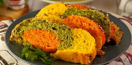 Фото приготовления рецепта: Трёхцветная булка-плетёнка - шаг №25