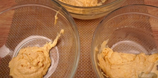 Фото приготовления рецепта: Трёхцветная булка-плетёнка - шаг №11