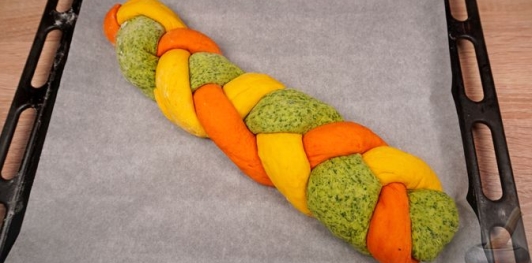 Фото приготовления рецепта: Трёхцветная булка-плетёнка - шаг №22