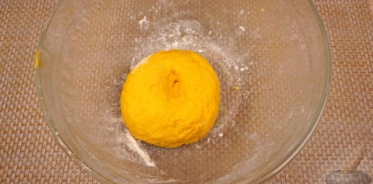 Фото приготовления рецепта: Трёхцветная булка-плетёнка - шаг №16