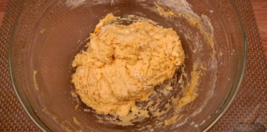 Фото приготовления рецепта: Трёхцветная булка-плетёнка - шаг №6