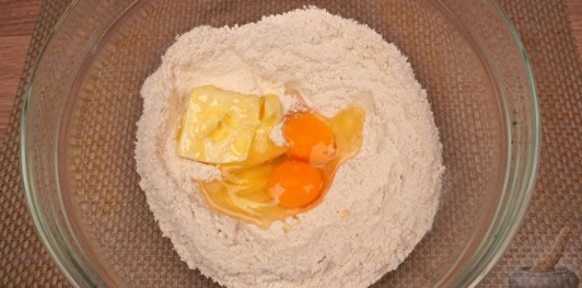 Фото приготовления рецепта: Трёхцветная булка-плетёнка - шаг №4