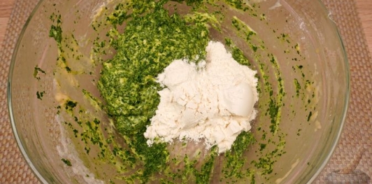 Фото приготовления рецепта: Трёхцветная булка-плетёнка - шаг №17