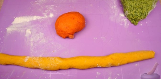 Фото приготовления рецепта: Трёхцветная булка-плетёнка - шаг №20