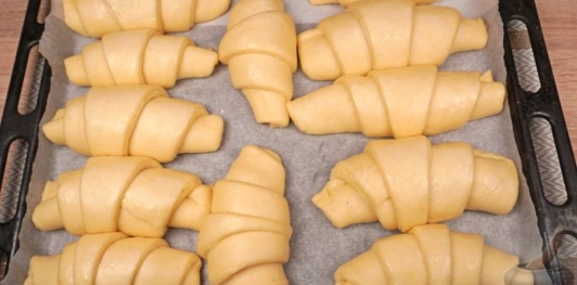 Фото приготовления рецепта: Турецкие слоёно-дрожжевые булочки с сыром и петрушкой (катмер-поачи) - шаг №25