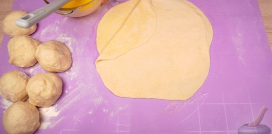 Фото приготовления рецепта: Турецкие слоёно-дрожжевые булочки с сыром и петрушкой (катмер-поачи) - шаг №14