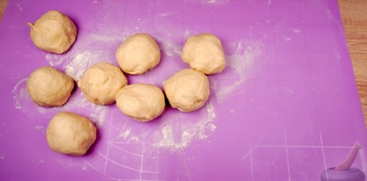 Фото приготовления рецепта: Турецкие слоёно-дрожжевые булочки с сыром и петрушкой (катмер-поачи) - шаг №11