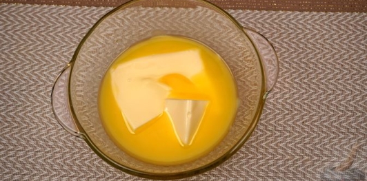 Фото приготовления рецепта: Турецкие слоёно-дрожжевые булочки с сыром и петрушкой (катмер-поачи) - шаг №2