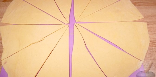 Фото приготовления рецепта: Турецкие слоёно-дрожжевые булочки с сыром и петрушкой (катмер-поачи) - шаг №18