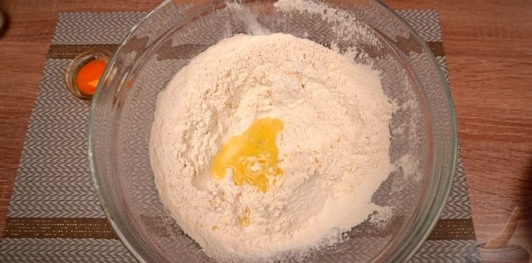 Фото приготовления рецепта: Турецкие слоёно-дрожжевые булочки с сыром и петрушкой (катмер-поачи) - шаг №3