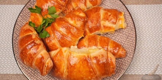 Фото приготовления рецепта: Турецкие слоёно-дрожжевые булочки с сыром и петрушкой (катмер-поачи) - шаг №28