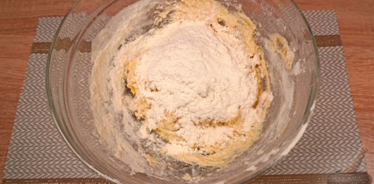 Фото приготовления рецепта: Турецкие слоёно-дрожжевые булочки с сыром и петрушкой (катмер-поачи) - шаг №9