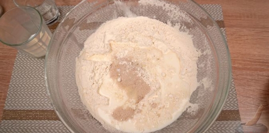 Фото приготовления рецепта: Турецкие слоёно-дрожжевые булочки с сыром и петрушкой (катмер-поачи) - шаг №5