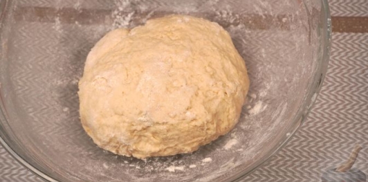 Фото приготовления рецепта: Турецкие слоёно-дрожжевые булочки с сыром и петрушкой (катмер-поачи) - шаг №10