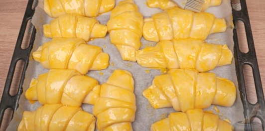 Фото приготовления рецепта: Турецкие слоёно-дрожжевые булочки с сыром и петрушкой (катмер-поачи) - шаг №26