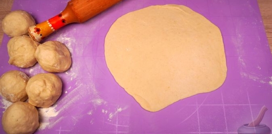 Фото приготовления рецепта: Турецкие слоёно-дрожжевые булочки с сыром и петрушкой (катмер-поачи) - шаг №12