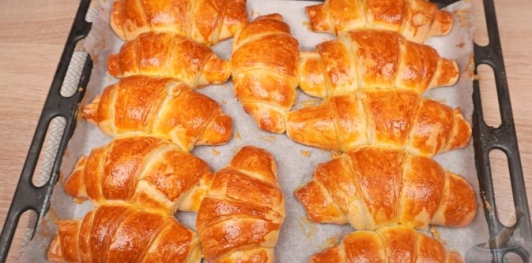 Фото приготовления рецепта: Турецкие слоёно-дрожжевые булочки с сыром и петрушкой (катмер-поачи) - шаг №27