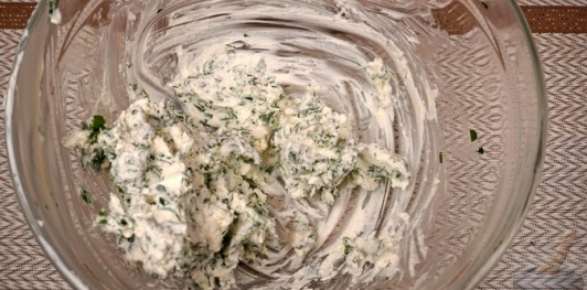 Фото приготовления рецепта: Турецкие слоёно-дрожжевые булочки с сыром и петрушкой (катмер-поачи) - шаг №21