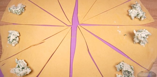 Фото приготовления рецепта: Турецкие слоёно-дрожжевые булочки с сыром и петрушкой (катмер-поачи) - шаг №22