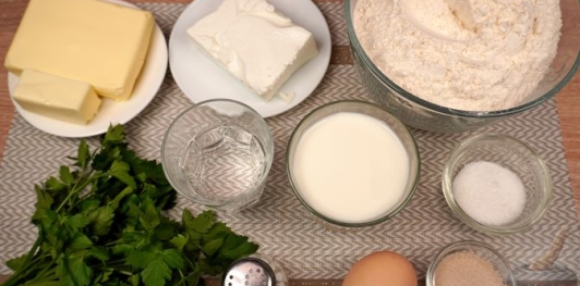 Фото приготовления рецепта: Турецкие слоёно-дрожжевые булочки с сыром и петрушкой (катмер-поачи) - шаг №1