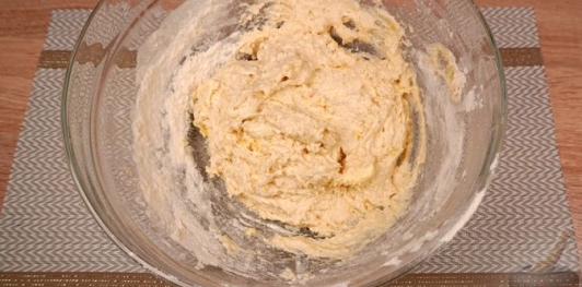 Фото приготовления рецепта: Турецкие слоёно-дрожжевые булочки с сыром и петрушкой (катмер-поачи) - шаг №8