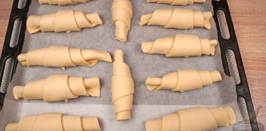 Фото приготовления рецепта: Турецкие слоёно-дрожжевые булочки с сыром и петрушкой (катмер-поачи) - шаг №24