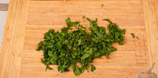 Фото приготовления рецепта: Турецкие слоёно-дрожжевые булочки с сыром и петрушкой (катмер-поачи) - шаг №19